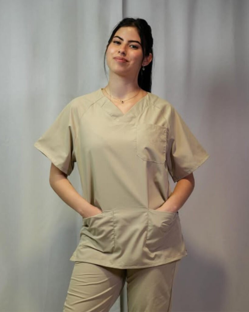 Ana, especialista en masajes y tratamientos corporales personalizados en AOMA Beauty, Barcelona