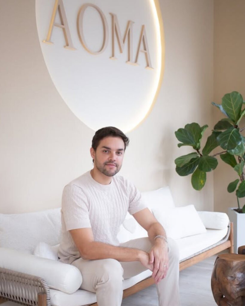 Mateus Monteiro, peluquero brasileño en Barcelona especializado en rubios, balayage y peinados de fiesta en AOMA Beauty
